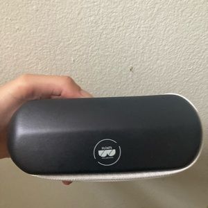 NWOT Floats glasses case, semi rigid exterior and zip closure
